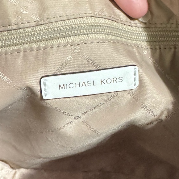 Authentic Michael khors a cross body bag - Picture 4 of 11